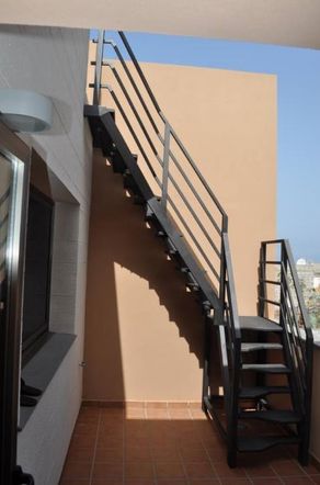Escaleras de hierro hacia una terraza color negro