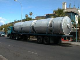 Depósitos de agua transportados en un camión 