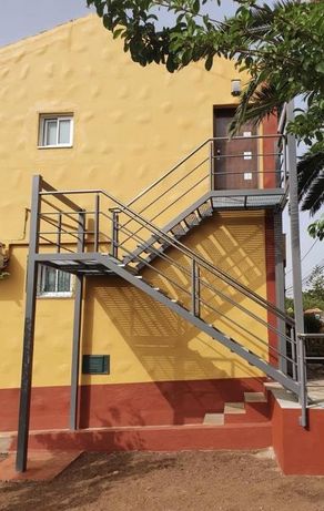 Escaleras de hierro color gris